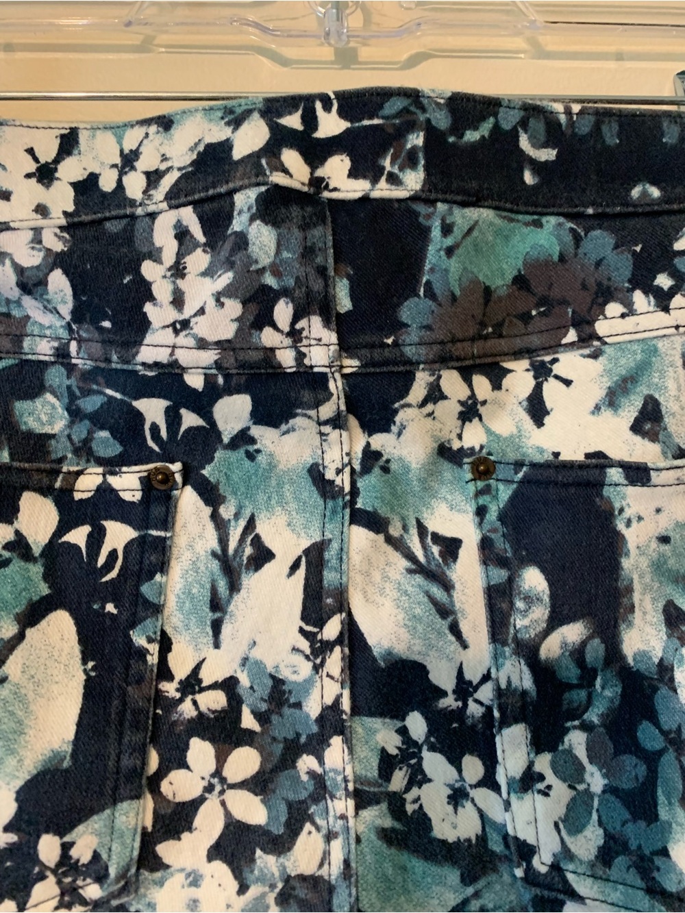 HUE Navy, Teal & White Floral Cropped Ankle Pants - Picture 6 of 7